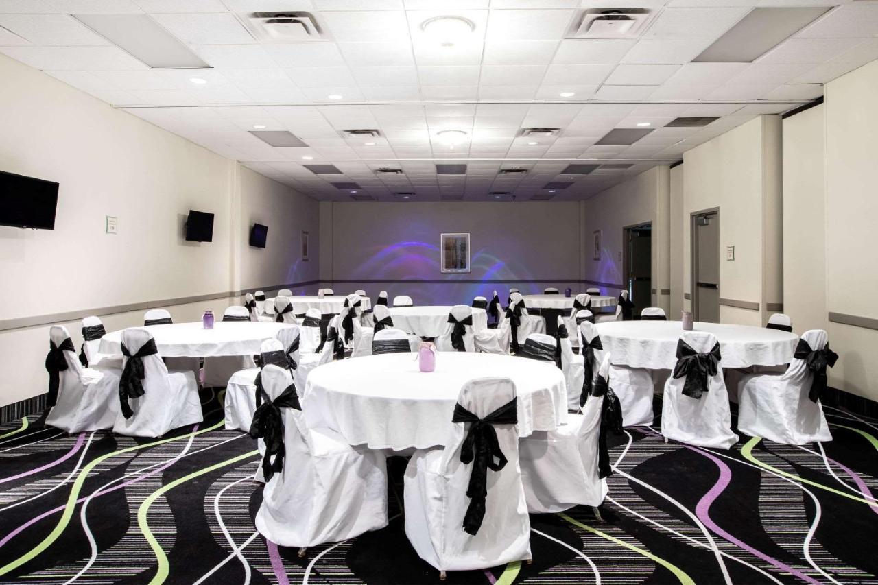 La Quinta Inn By Wyndham Davenport & Conference Center Bagian luar foto