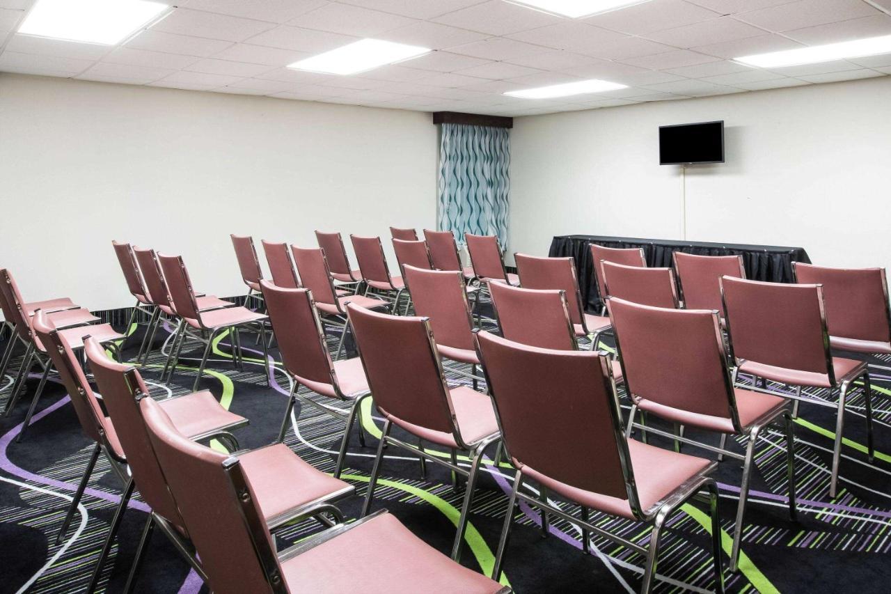 La Quinta Inn By Wyndham Davenport & Conference Center Bagian luar foto