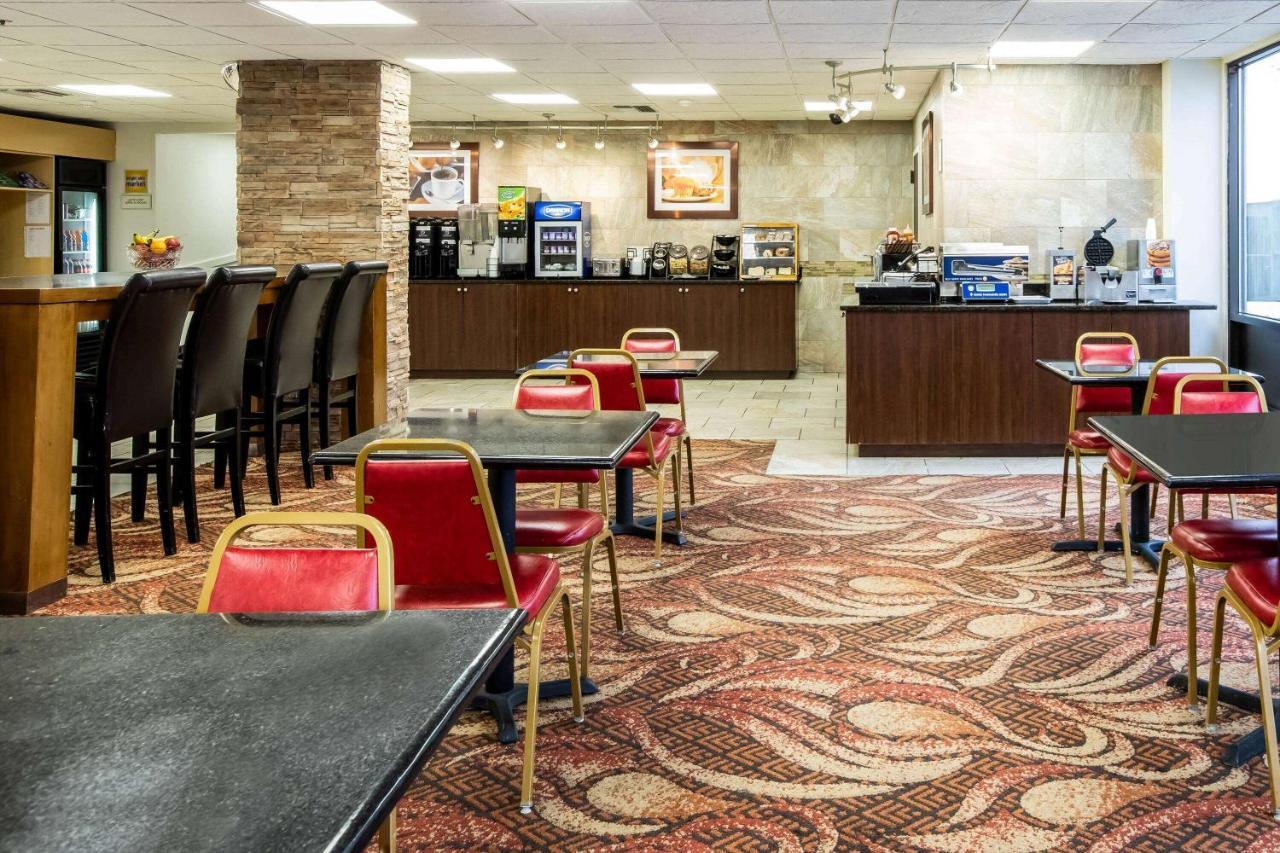 La Quinta Inn By Wyndham Davenport & Conference Center Bagian luar foto