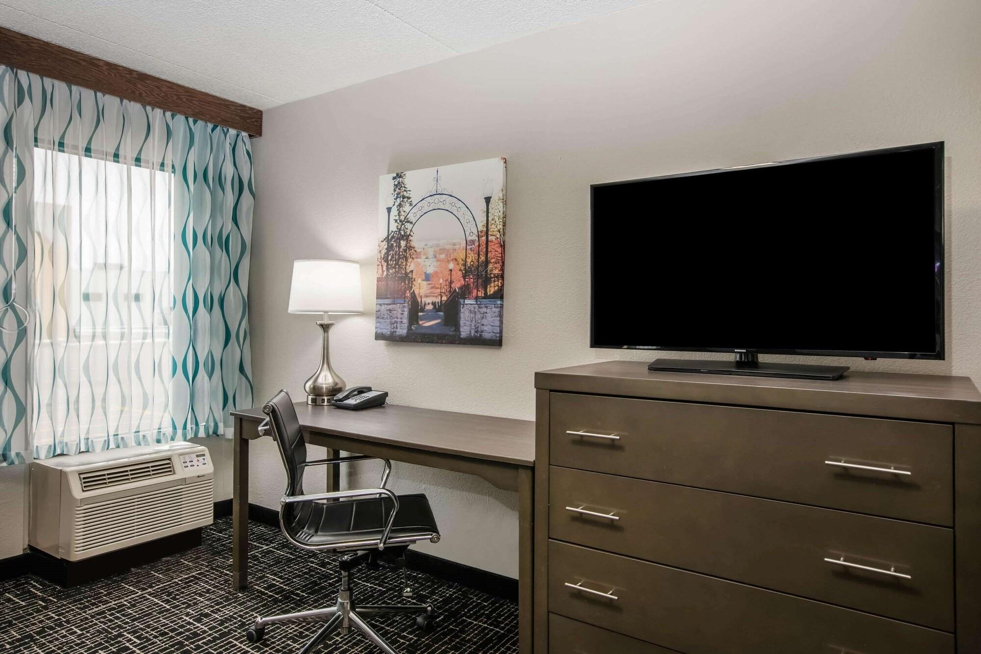 La Quinta Inn By Wyndham Davenport & Conference Center Bagian luar foto