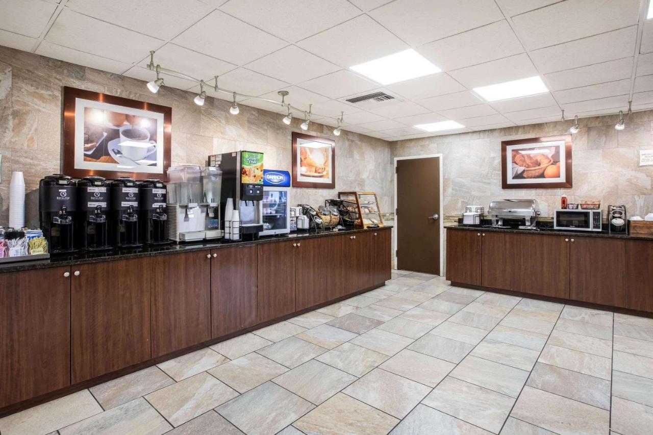 La Quinta Inn By Wyndham Davenport & Conference Center Bagian luar foto